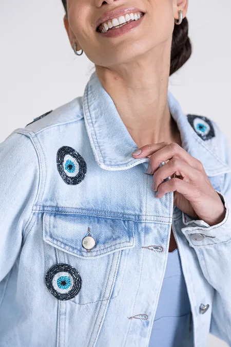 Jaqueta Jeans Blair com Bordado Olho Grego em Miçangas e Vidrilhos